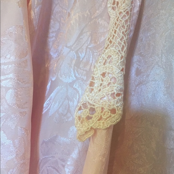 4/$20 Intimate Moods silky robe - Picture 2 of 3